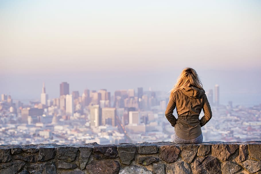 Young Girl Enjoying Moment and Looking Over the San Francisco, HD wallpaper