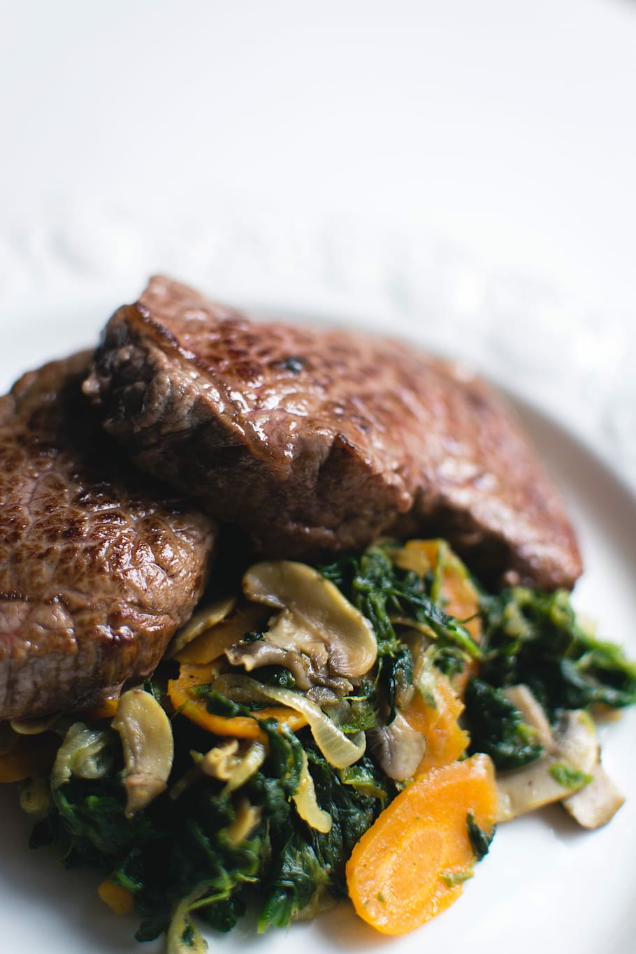Excellent beef steak with vegetables, close up, healthy, meat HD wallpaper
