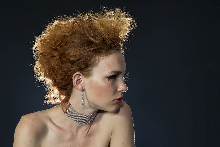 woman wearing silver-colored mesh neck choker while looking on right side HD wallpaper