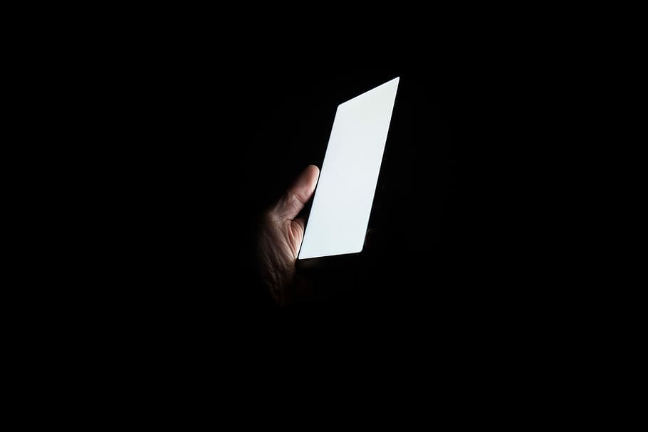 person holding smartphone at night, person holding smartphone HD wallpaper