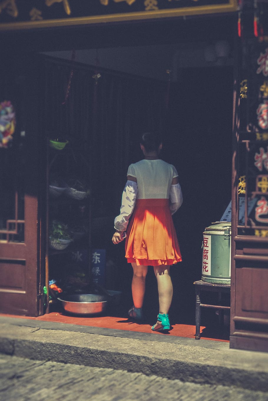 person entering house, dark, shadow, street, pavement, shop HD wallpaper