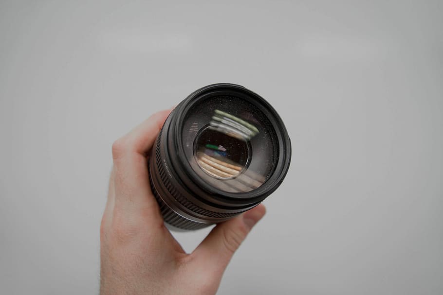 person holding black camera lens, person holding black DSLR camera lens HD wallpaper