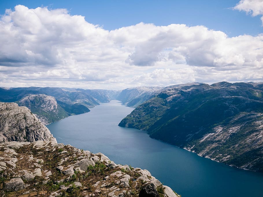 scenery of a body of water between a mountain rainges, nature HD wallpaper