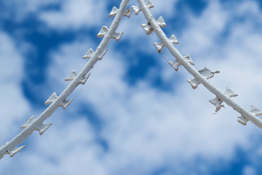 relationship, draw, barbed wire, closeup, separation, danger HD wallpaper