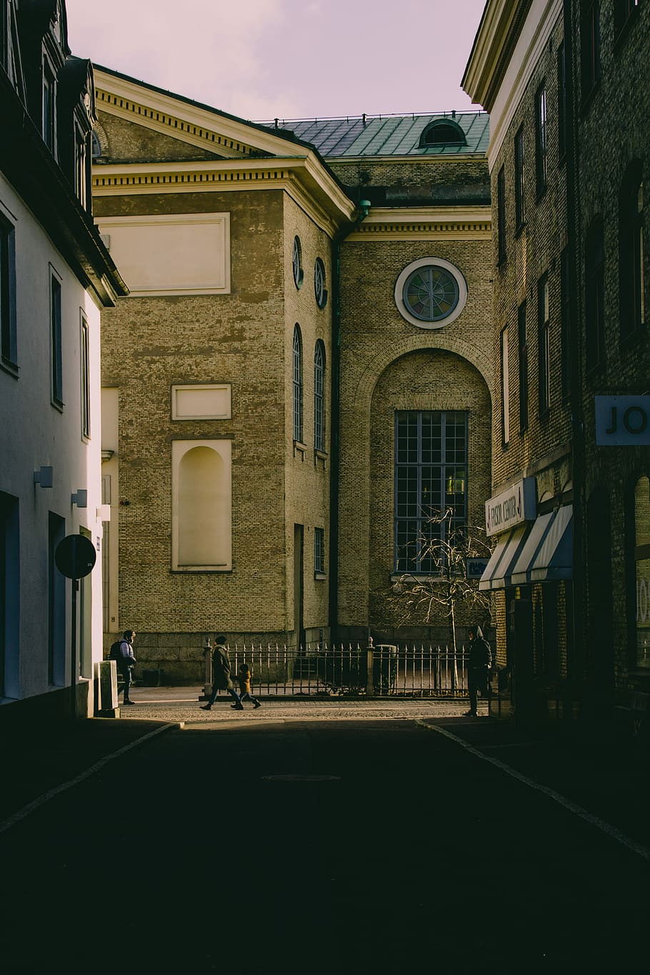 people walking in front of building, people walking beside building HD wallpaper
