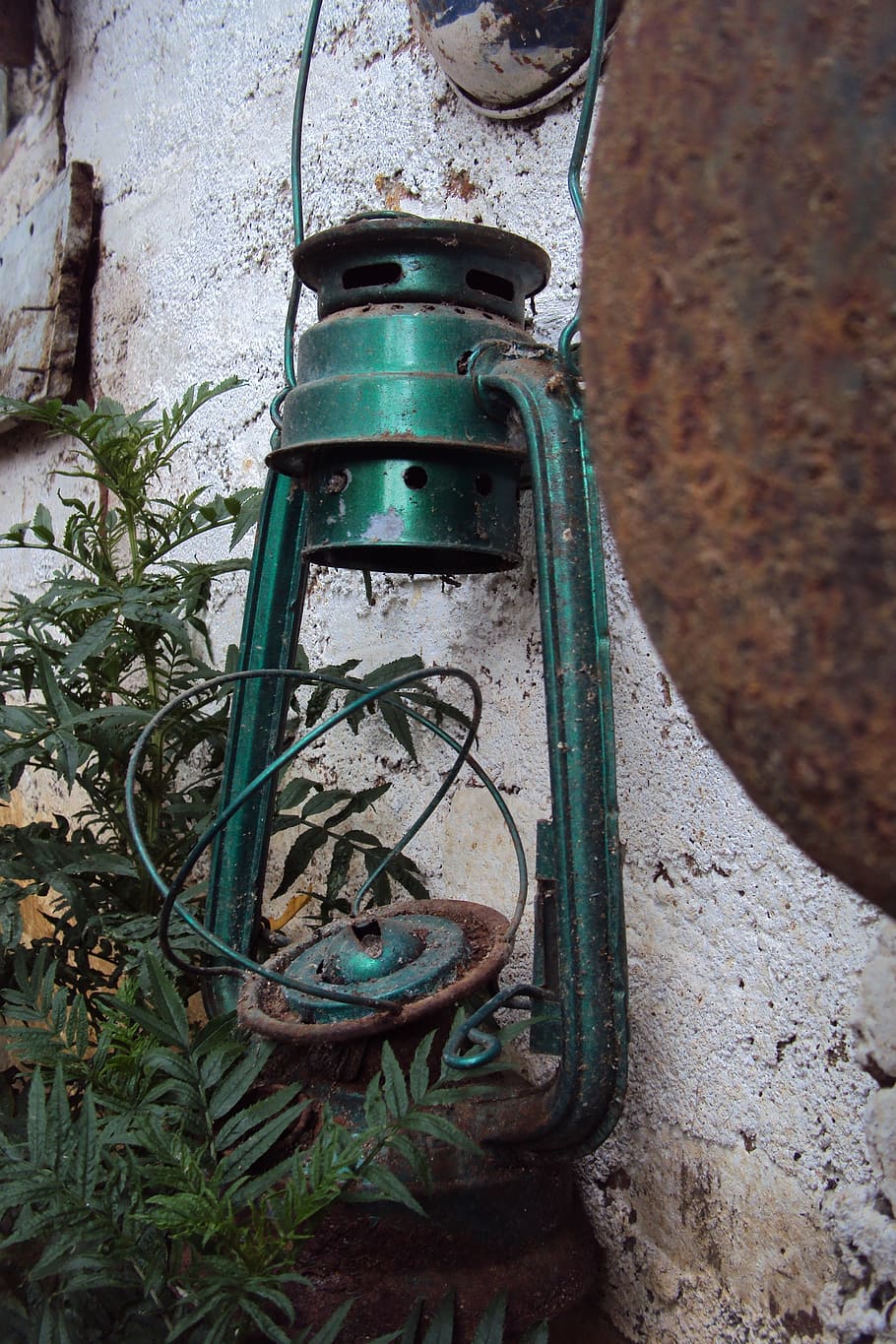 old lantern, broken lantern, green lantern, antique, close-up HD wallpaper