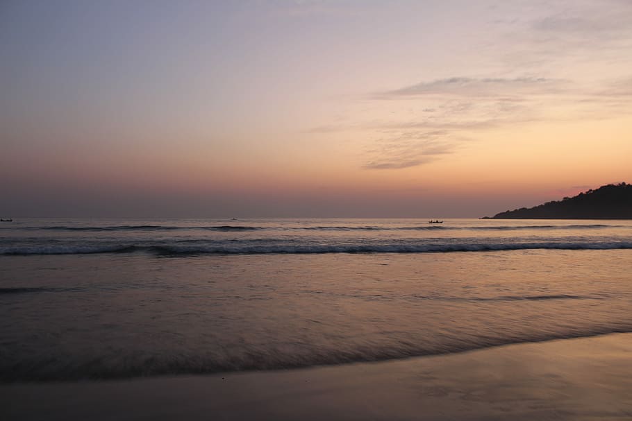 landscape photo of shoreline, ocean under orange sky during sunset HD wallpaper