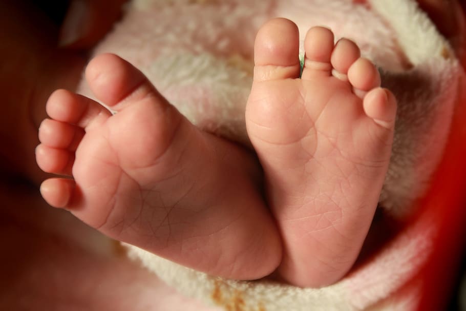 baby's left and right foots, baby feet, newborn, leg, child, small, HD wallpaper