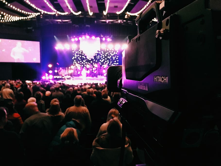 group of people inside stage watching live show, group of person sitting in an event HD wallpaper