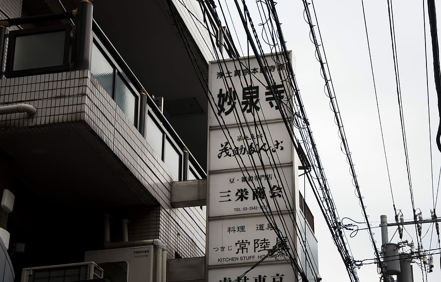 white and black kanji text signage beside of building, white and black facade HD wallpaper
