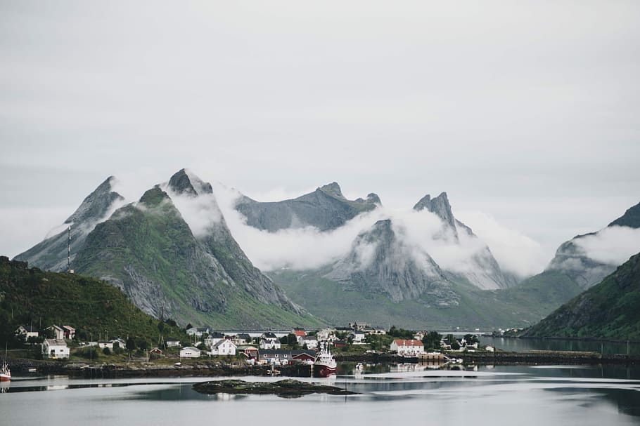 photo of town near mountains, city near to body of water, mountain range HD wallpaper