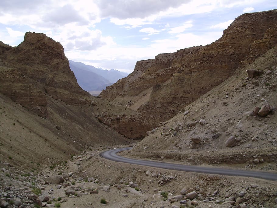 brown mountain under cloudy sky, mountains, ladakh, road, rocks, HD wallpaper