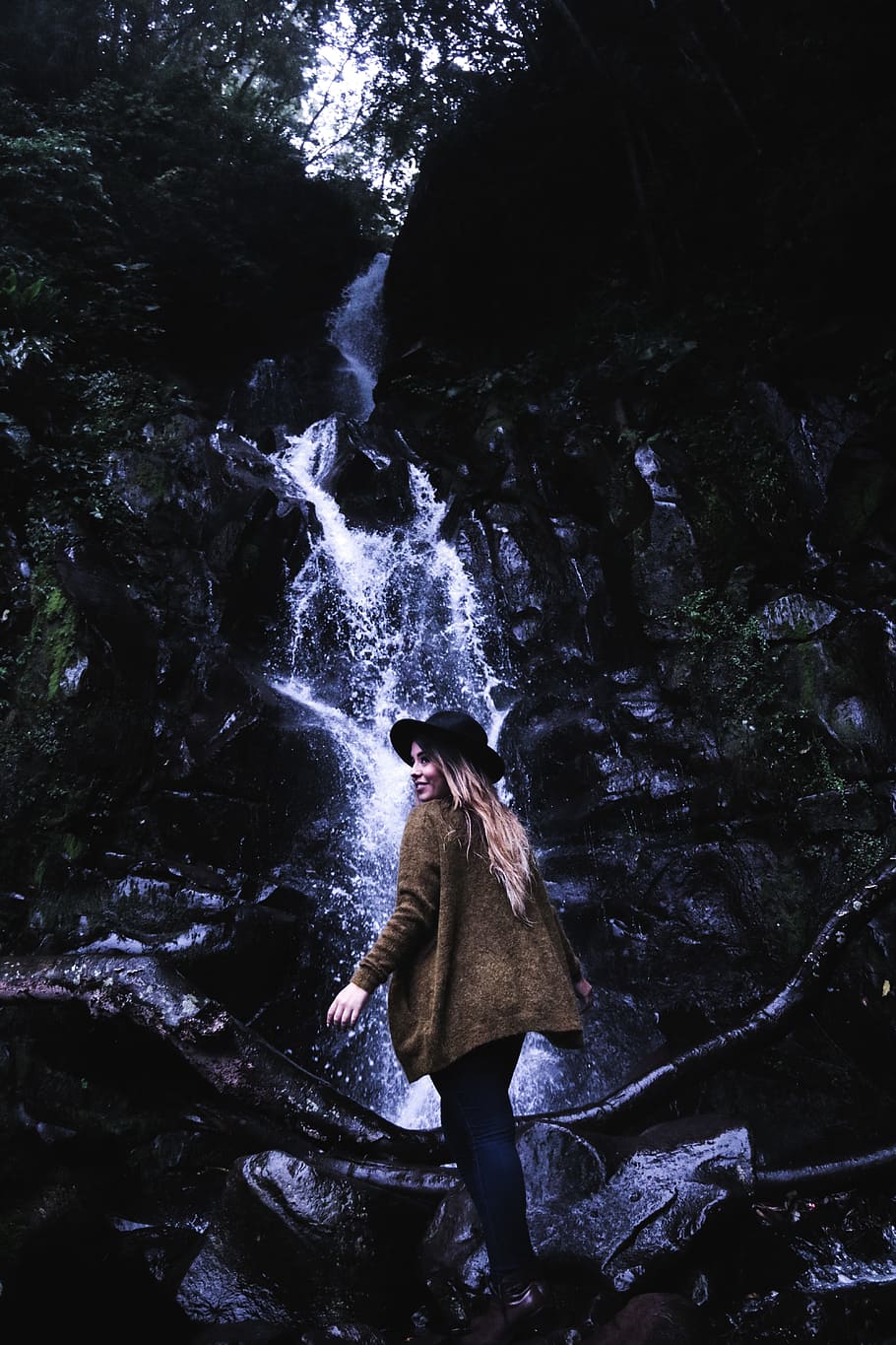 waterfall, green, moss, tree, plant, nature, people, girl, smile HD wallpaper