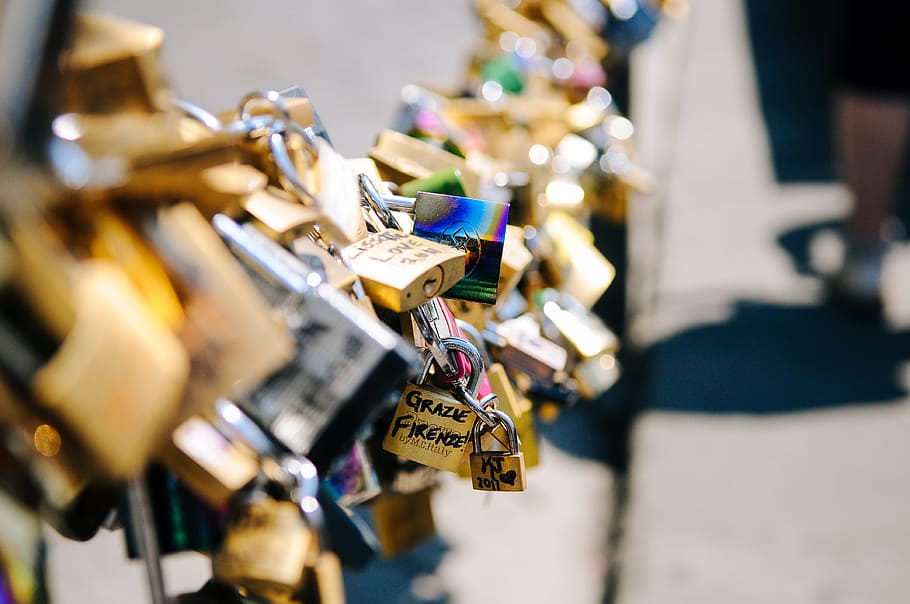 selective focus photo of locks, love, lockets, romance, chain HD wallpaper