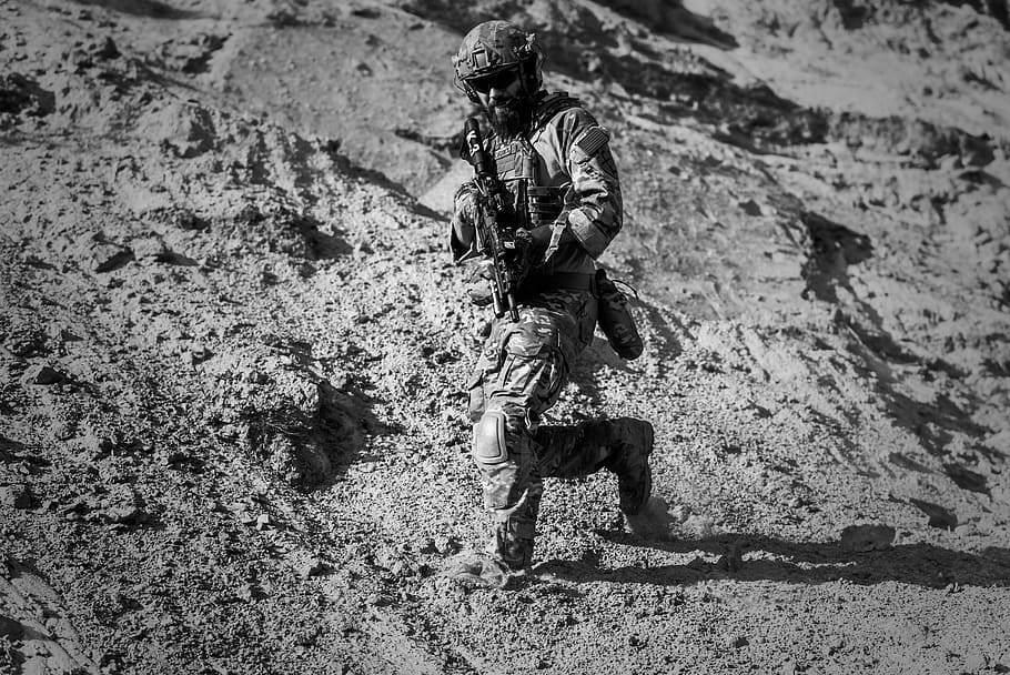 soldier carrying rifle walking on sand, war, desert, guns, gunshow, HD wallpaper