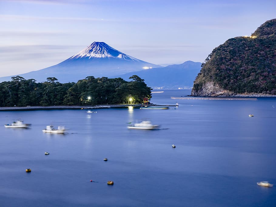 white boats in body of water in front of mountain, boat on body of water during daytime HD wallpaper