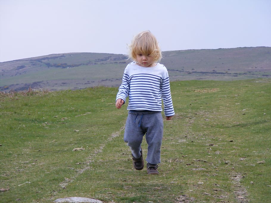 child, walking, mountains, fun, happy, family, young, kid, lifestyle HD wallpaper