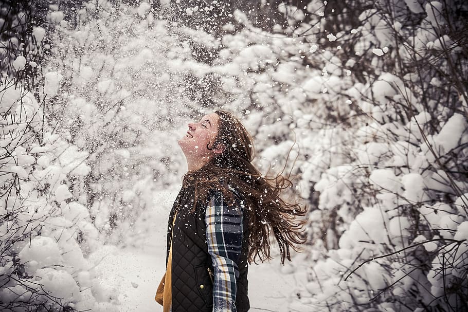 woman standing in forest trees, winter, snow, snowing, woodland HD wallpaper