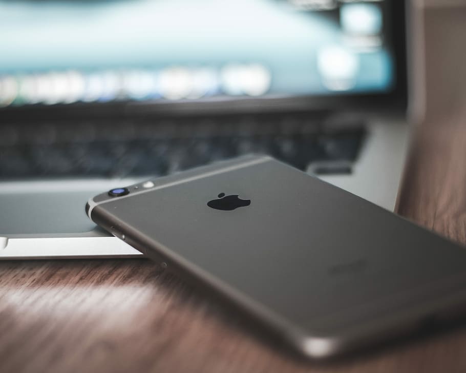 space gray iPhone 6 on MacBook laptop, selective focus photo of space gray iPhone 6 placed on top of gray and black laptop computer HD wallpaper