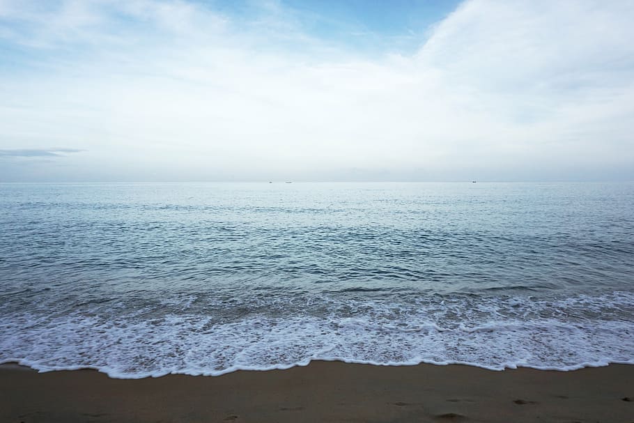 ocean waves on seashore under cloudy sky, beach, surf, foam HD wallpaper