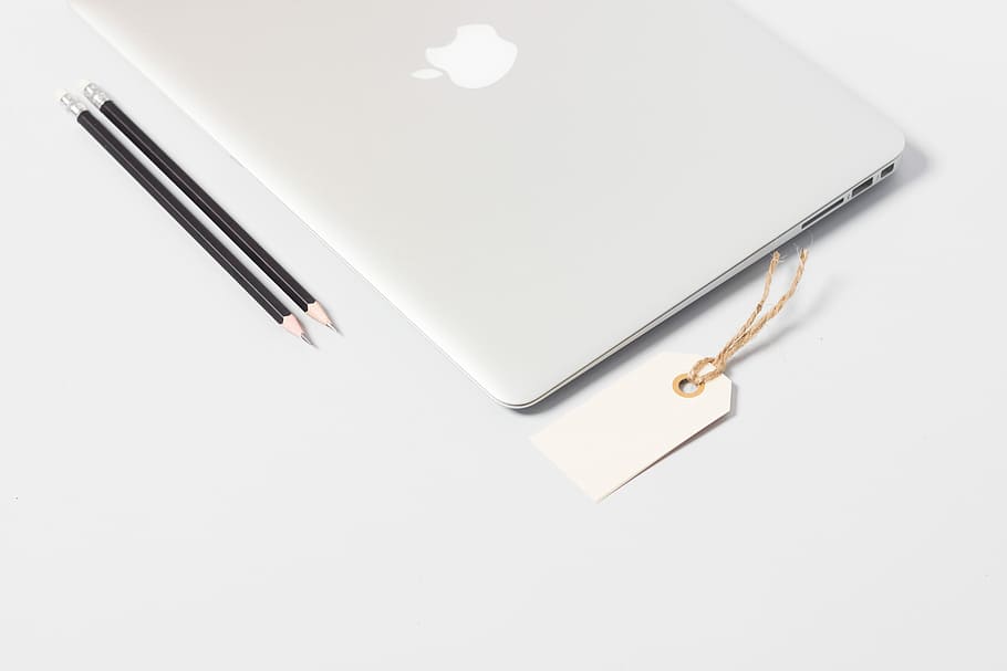closeup photo of MacBook Air near pencils, silver MacBook Air HD wallpaper