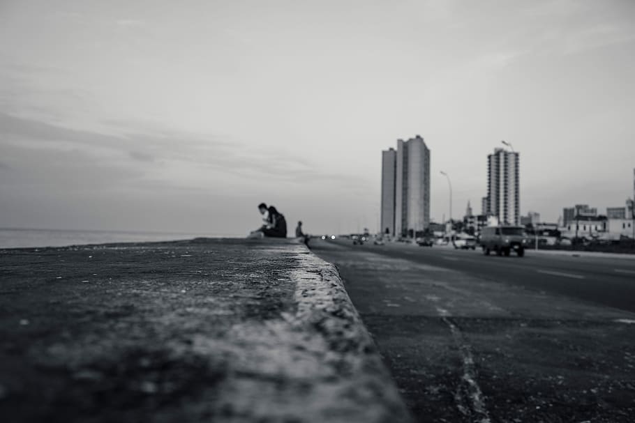 El Malecon (Cuba), grayscale photo of couple on bay walk, building HD wallpaper