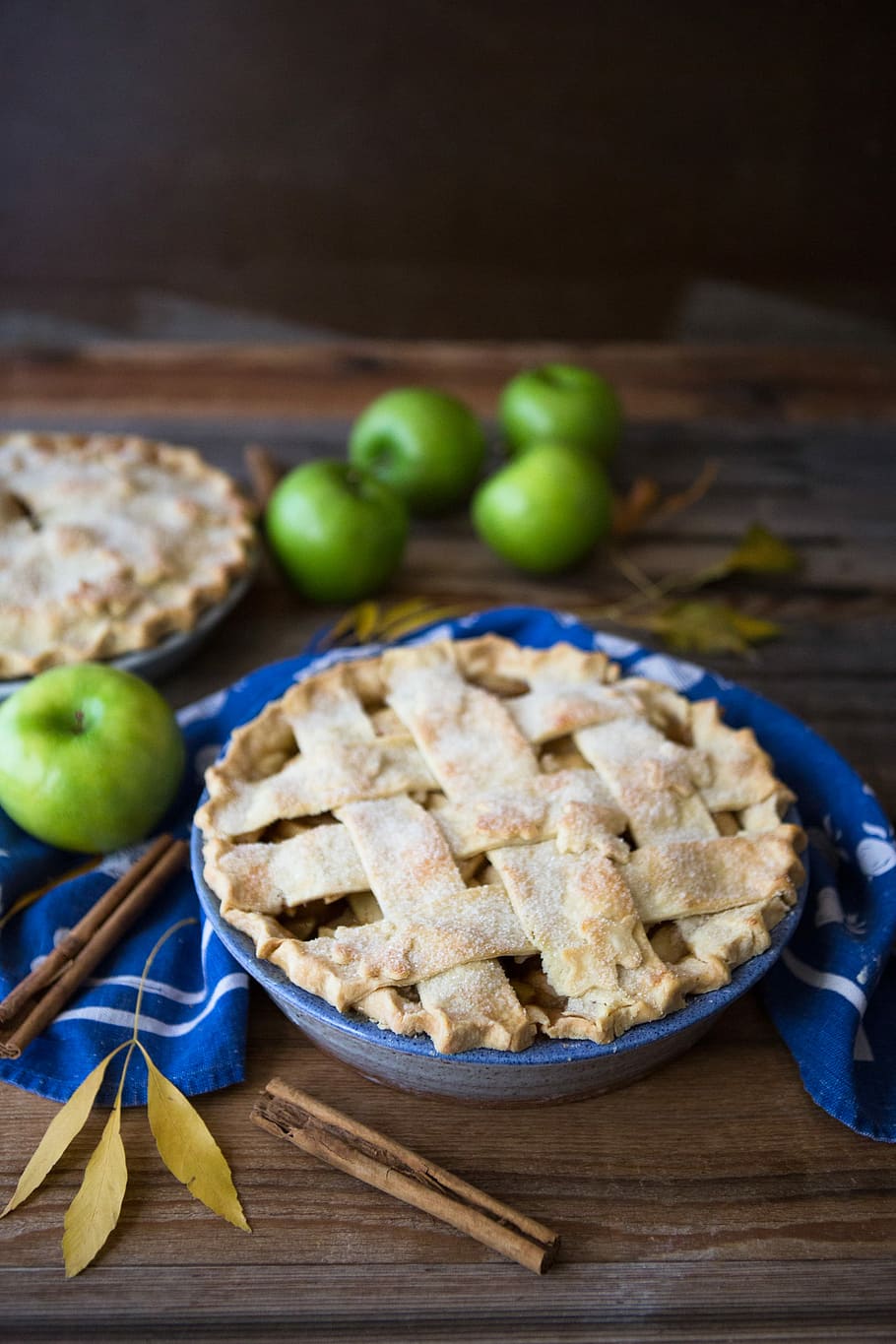 American As Apple Pie, apple pie on table, food, dessert, food and drink HD wallpaper