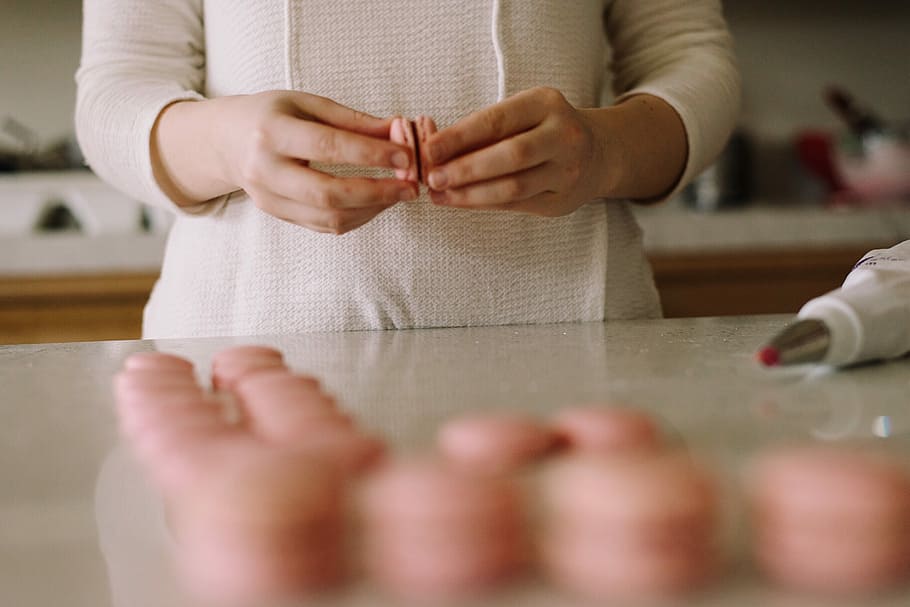 person making biscuit sandwiches, person making French macaroons HD wallpaper