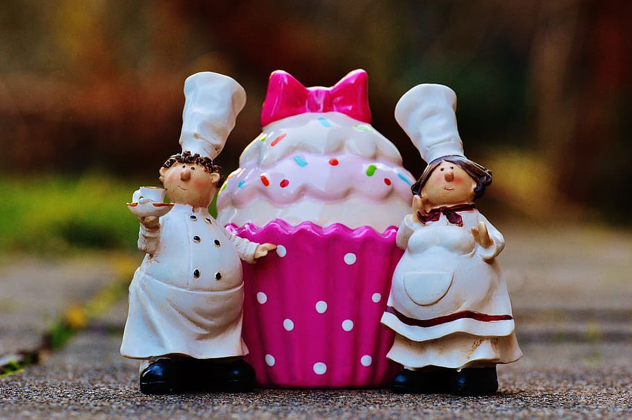 selective focus photography of ceramic male and female figurines HD wallpaper