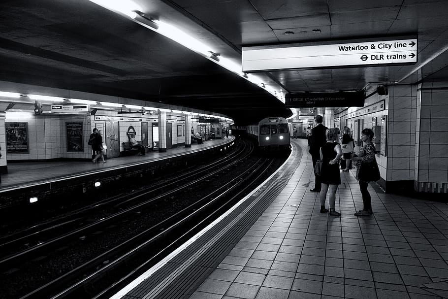 Monochrome shot of subway passengers as they wait for their train on the London Underground, HD wallpaper