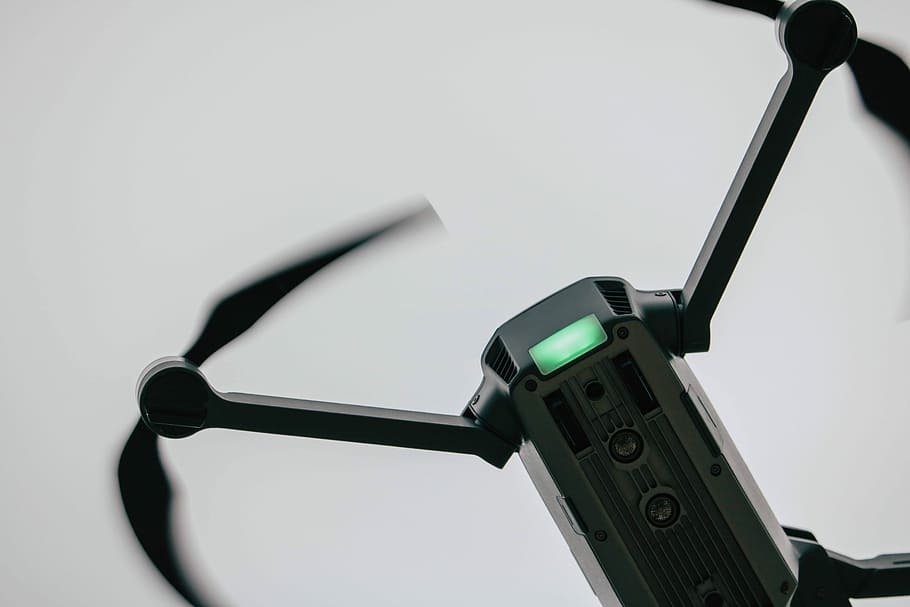 black quad copter drone, black quadcopter on closeup photography HD wallpaper