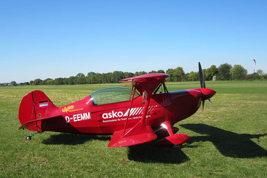 grass, field, aircraft, sky, motor, red, aerobatics, oldtimer HD wallpaper