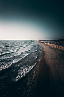 calm waves crashing on shore, landscape photo of shore, ocean HD wallpaper