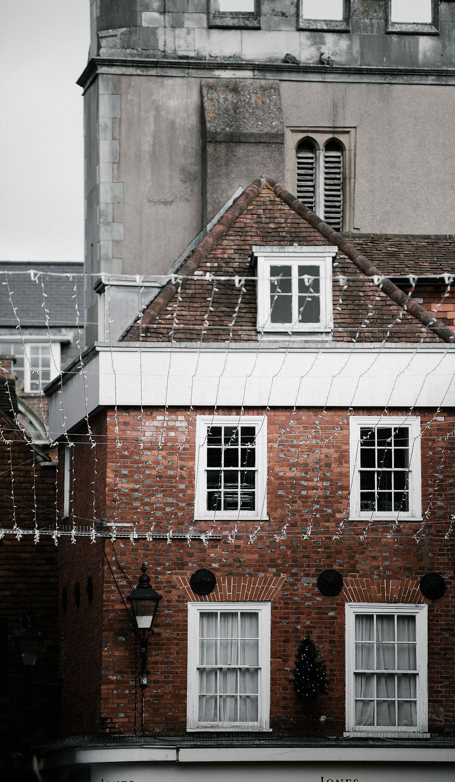 Christmas lights, brown and white brick house, building, architecture HD wallpaper