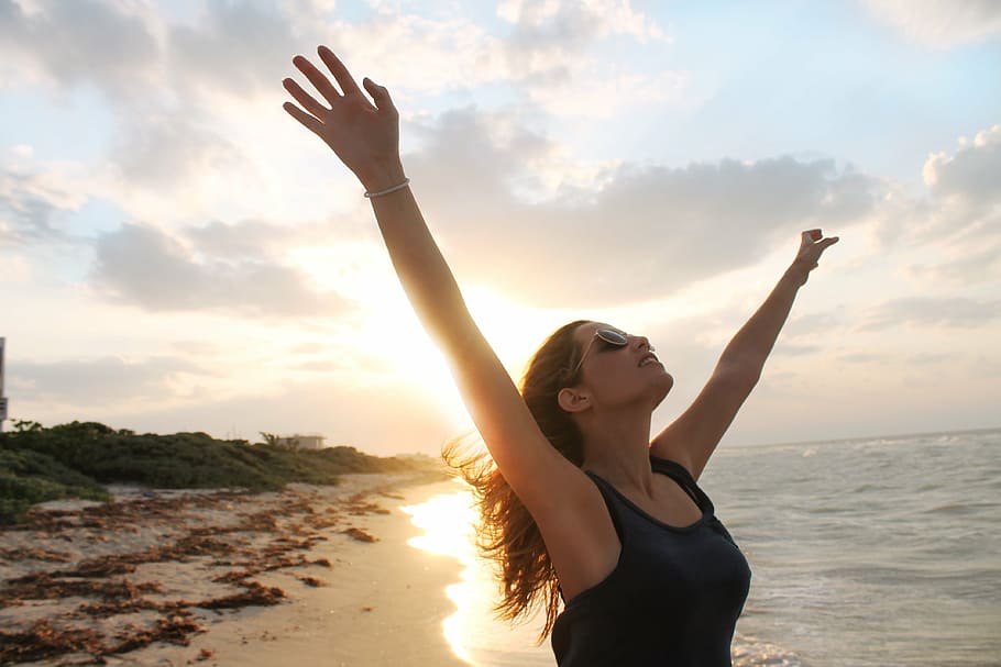 woman wearing black tank top in the beach, sun, dom, sunset HD wallpaper