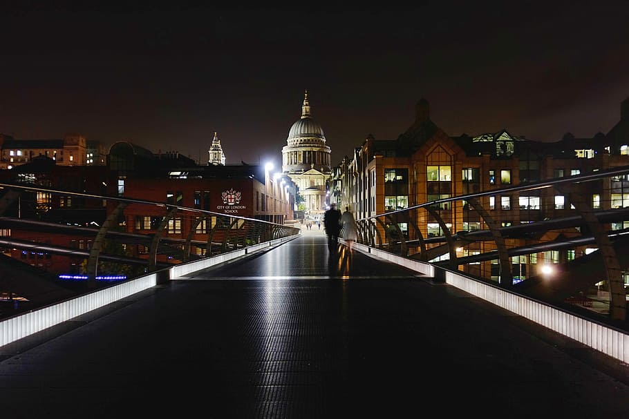 two people walking on bridge during nighttime, couple walking on the birdge HD wallpaper