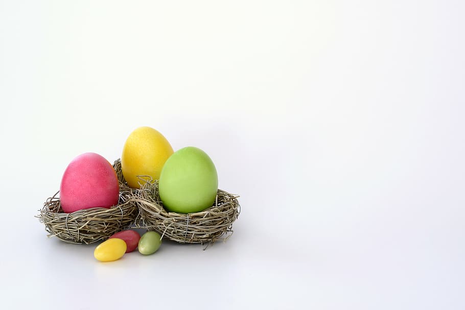 pink, yellow, and green Easter egg on brown nest, easter nest, HD wallpaper
