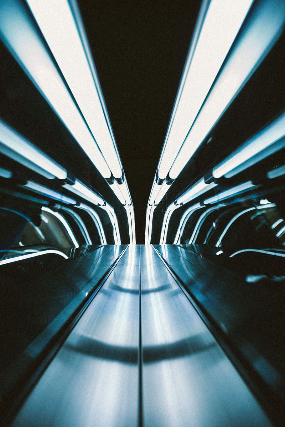 photo of black building interior, escalator, lights, dark, japan HD wallpaper