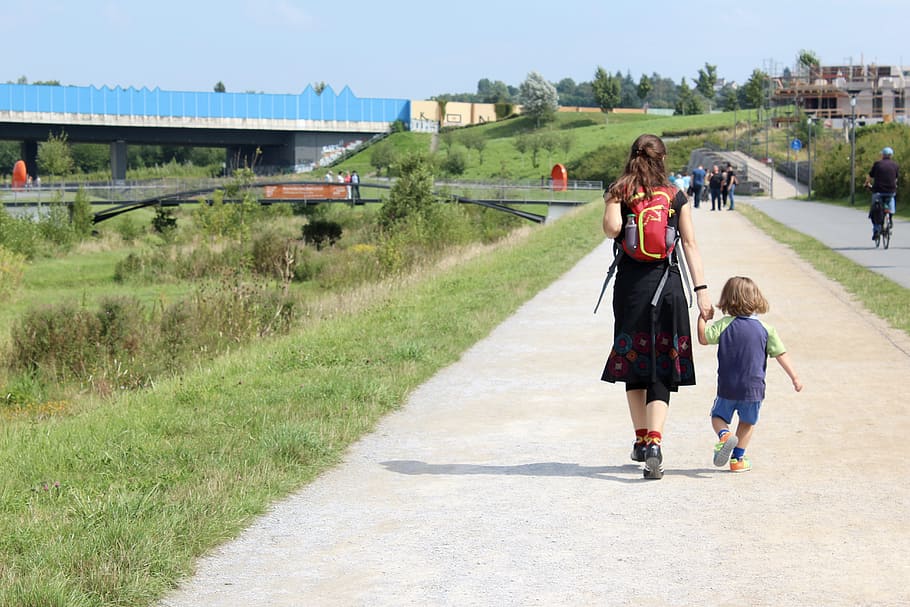 woman and child walking on street, mama, security, mother, mom and child HD wallpaper