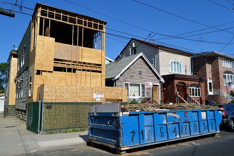 blue trailer in front of house, under construction, men at work HD wallpaper