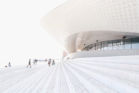 people standing near building, people walking near white concrete building during daytime HD wallpaper