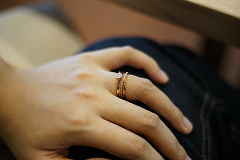 gold ring in hand pic