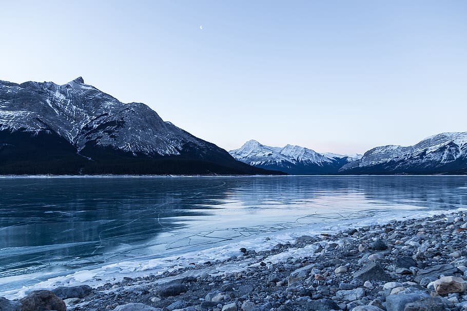 body of water surrounded with snowy mountain, body of water surrounded with mountains HD wallpaper