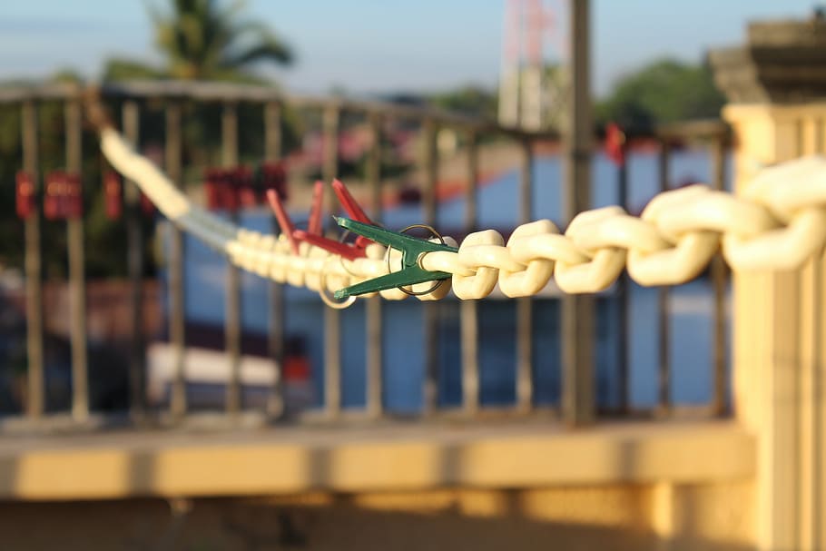 clips, chain, metal, focus on foreground, selective focus, no people HD wallpaper