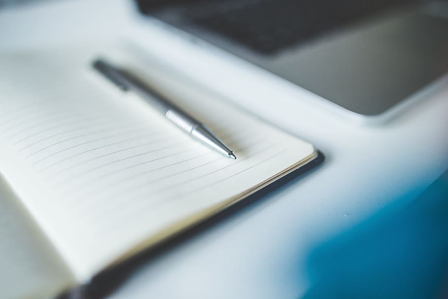 shallow focus photography of gray retractable pen, notebook HD wallpaper