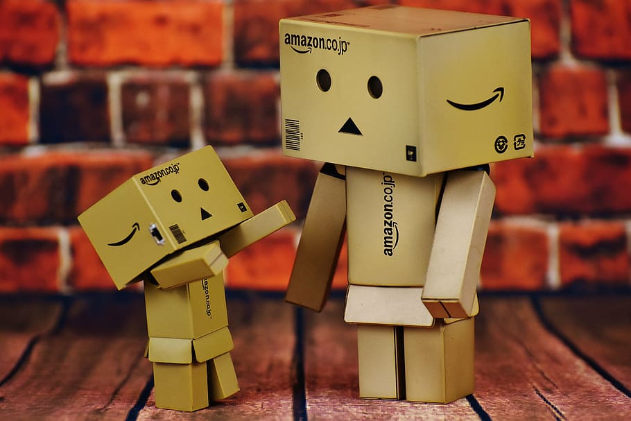 two Amazon box figure on brown wooden board, danbo, mom and child, HD wallpaper