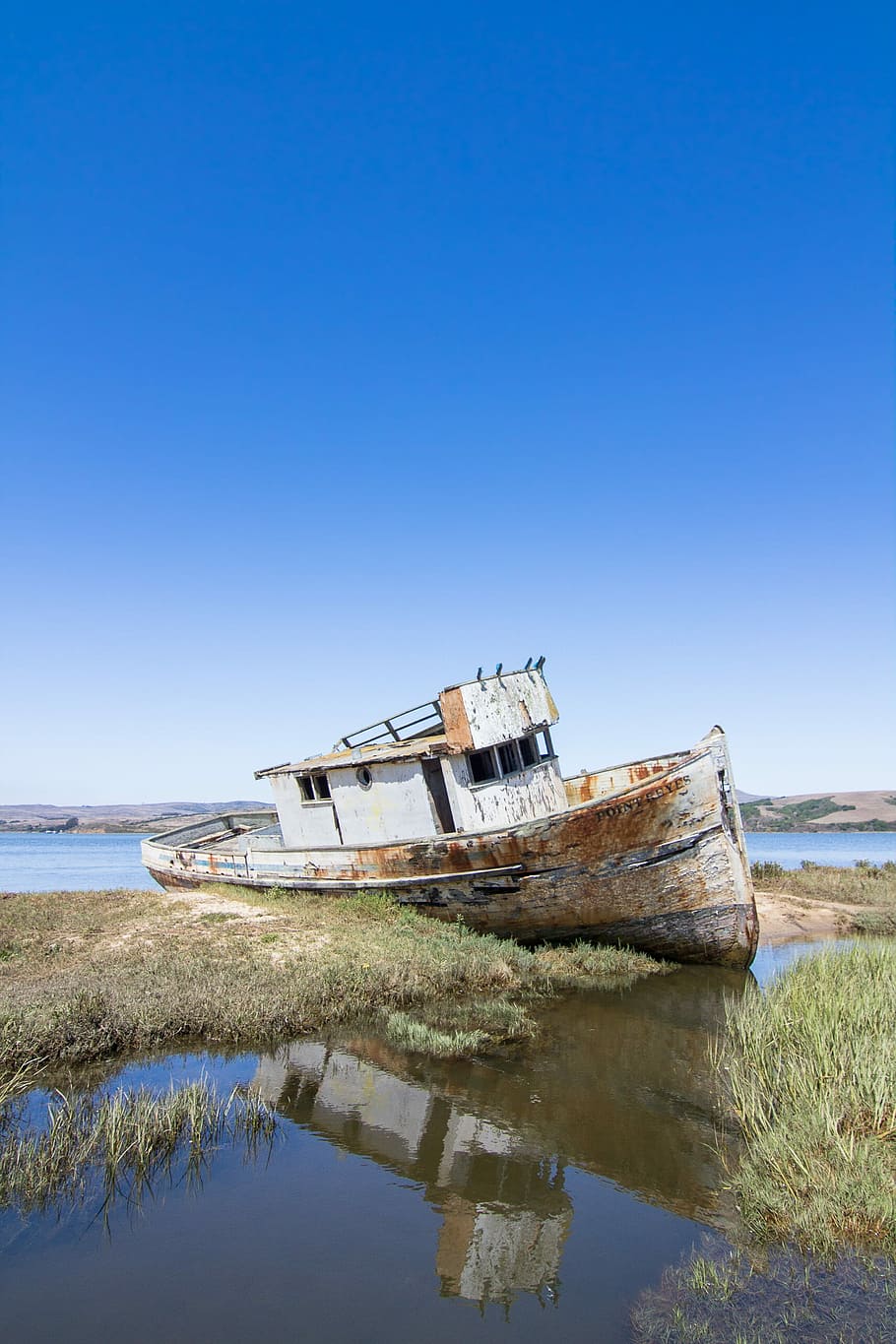 Point Reyes, wrecked brown boat on shore, sky, blue, rusty, river HD wallpaper