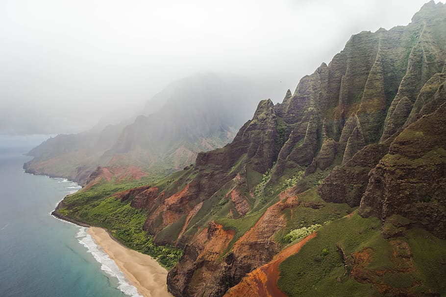 mountain beside body of water, green mountains beside body of water HD wallpaper