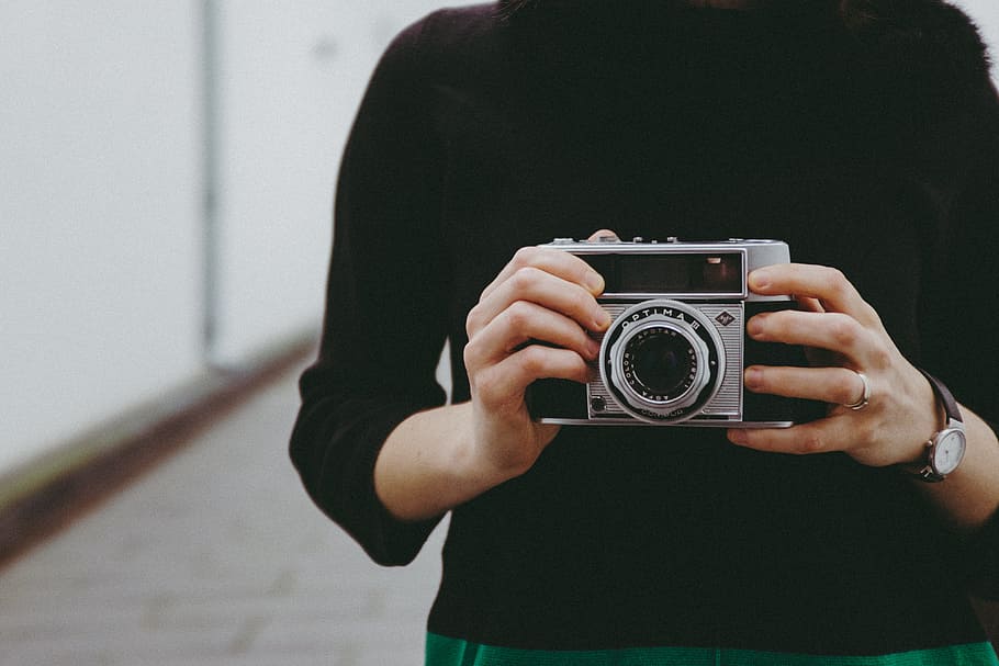 Girl holding a vintage camera, concepts And Ideas, objects, people HD wallpaper