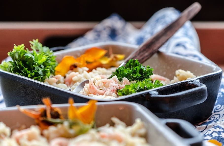 steamed rice with green leafy vegetables on top, shrimp, risotto HD wallpaper